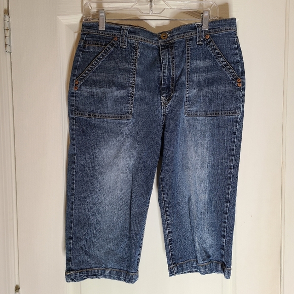 Denim below the knee lose fitting walking shorts. Size 14 - Picture 2 of 4